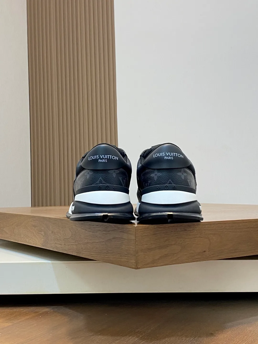💰800 Lujia new color matching men's 🧍‍♂️trainer sneakers, this LV Trainer sneaker is made of soft grained calfskin and presents pure tones. The brand was born in 1854. The designer's handwritten brand logo is embellished on one side. Virgil Abloh designed it himself. It is a very commemorative sneaker. Brand new LV Louis Vuitton louis vuitton trainer sneaker low casual sports culture versatile basketball shoes Size: 39-44 (38, 45, 46 customized)